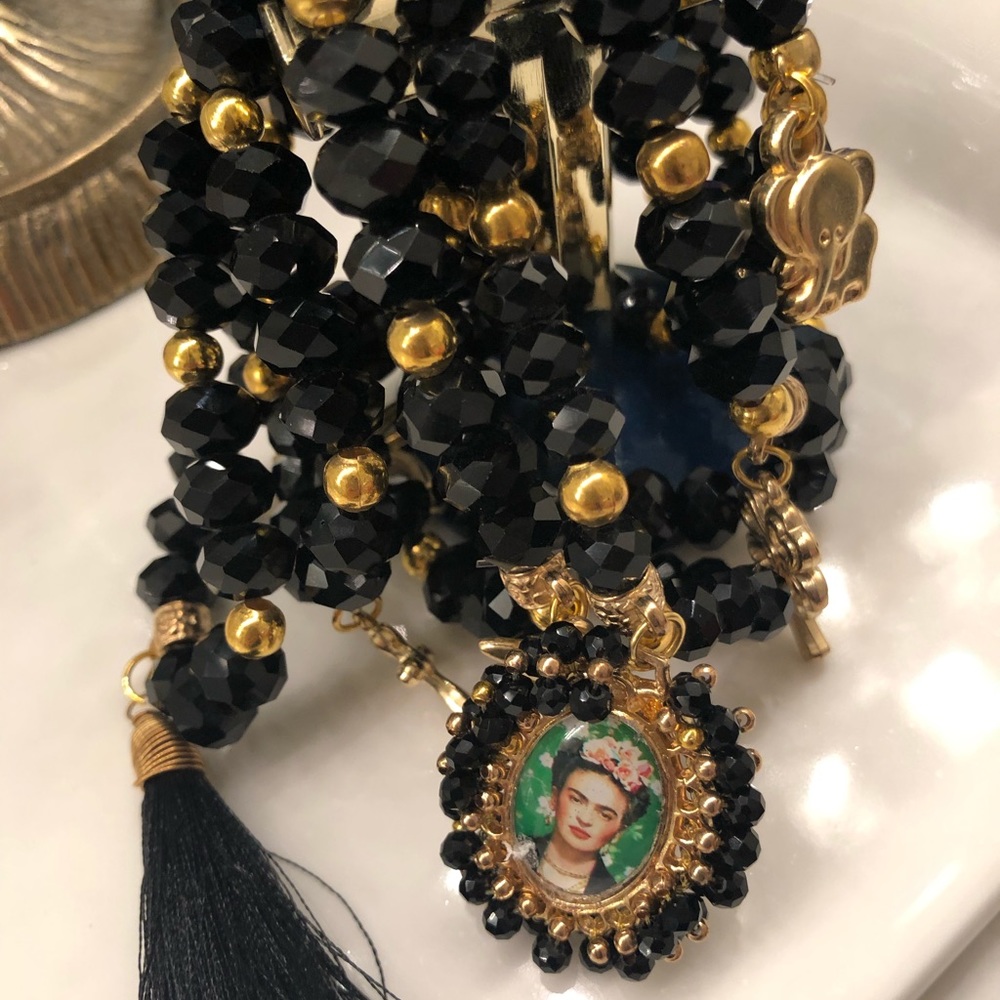 Frida Kahlo black and gold semanario